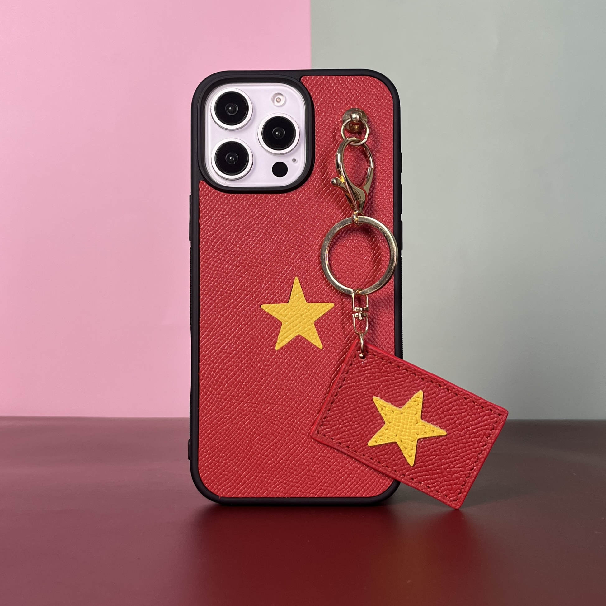Ốp da thủ công viền đen Sao Vàng gắn charm Cờ đỏ sao vàng - Epsom